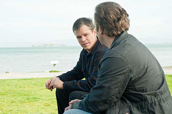 Os atores Matt Damon (à esq.) e Jay Mohr em cena do filme &quot;Além da Vida&quot; (2010) de Clint Eastwood