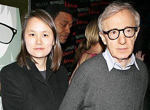 Woody Allen e sua mulher Soon-Yi chegam  premiere do filme "Melinda e Melinda", em 2005 