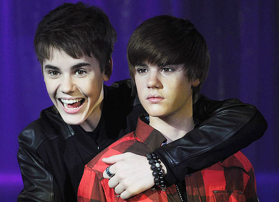 O cantor canadense Justin Bieber ( esq.) com sua esttua de cera no museu Madame Tussauds em Londres