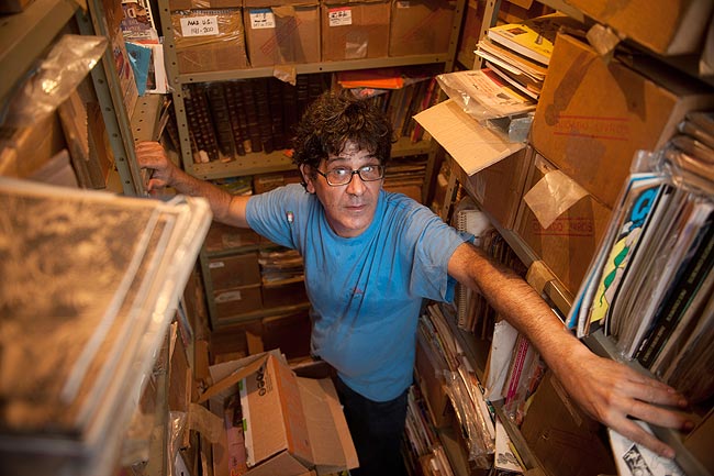 Otaclio D'Assuno, o Ota, ex-editor da revista "Mad", em seu apartamento na Cidade Nova, com sua coleo de revistas