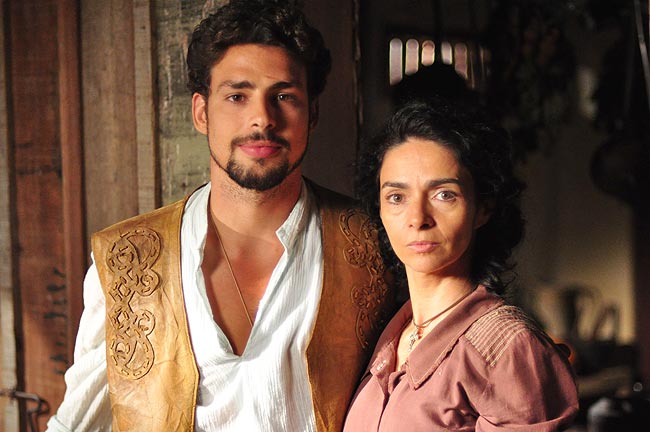 Os atores Cauã Reymond e Claudia Ohanna em "Cordel Encantando"