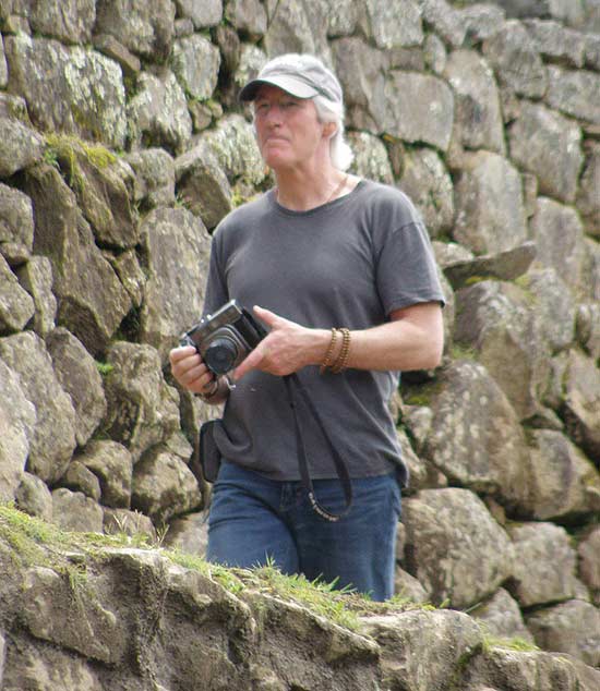 O ator norte-americano Richard Gere caminha pela cidade inca de Machu Picchu