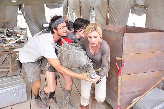 Personagens de Adriana Esteves (esq.), Paulinho Vilhena e Bárbara Paz fogem com cabeça de dinossauro no começo de um terremoto no Japão em 