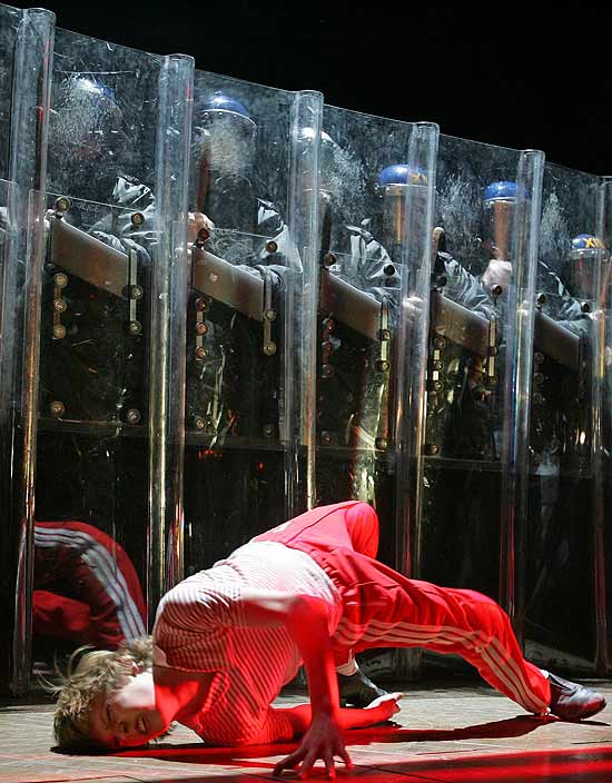 Ator britânico James Lomas (foto) dança no musical "Billy Elliot" (foto) no Victoria Palace Theatre em Londres