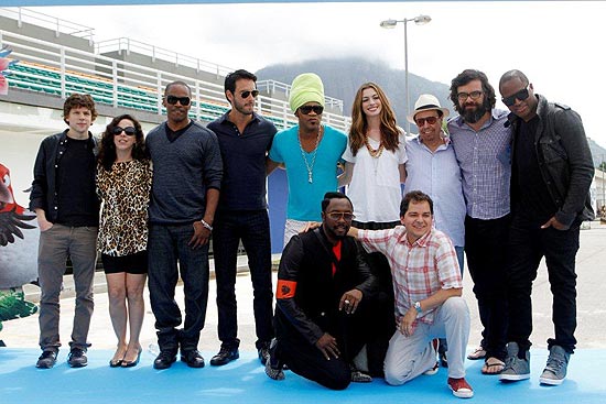 Da esq. para a dir.: Jesse Eisenberg, Bebel Gilberto, Jamie Foxx, Rodrigo Santoro, Carlinhos Brown, Anne Hathaway, Sérgio Mendes, Jemaine Clement e Taio Cruz. Embaixo, Will.i.am e o diretor Carlos Saldanha