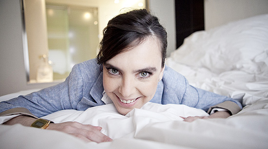 A cantora Adriana Calcanhotto posa para foto na cama de sua suite no Hotel Unique, em São Paulo, durante entrevista sobre novo álbum