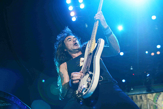 O músico Steve Harris, baixista do Iron Maiden, em show da banda no parque Antártica, em São Paulo, em 2008
