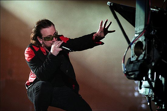 O vocalista Bono em cena do filme "U2 3D", que foi filmado durante a turn "Vertigo" para a Amrica Latina