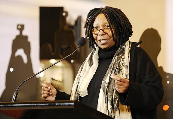 Whoopi Goldberg participa de evento do Oscar em fevereiro deste ano, vinte anos depois de vencer o prêmio