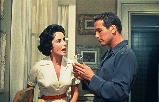 Elizabeth Taylor contracena com Paul Newman em "Gata em Teto de Zinco Quente", adaptao da pea de Tennessee Williams