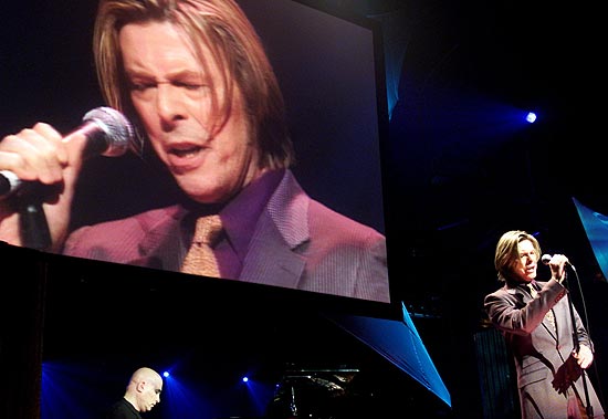 O cantor ingls David Bowie, cujo disco "Toy" vazou na internet na semana passada, faz show em Nova York em 2000
