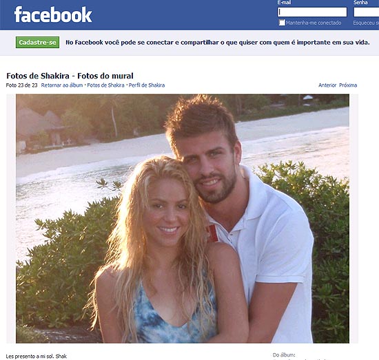 Reprodução da página oficial da cantora Shakira no Facebook mostra foto dela e do jogador espanhol