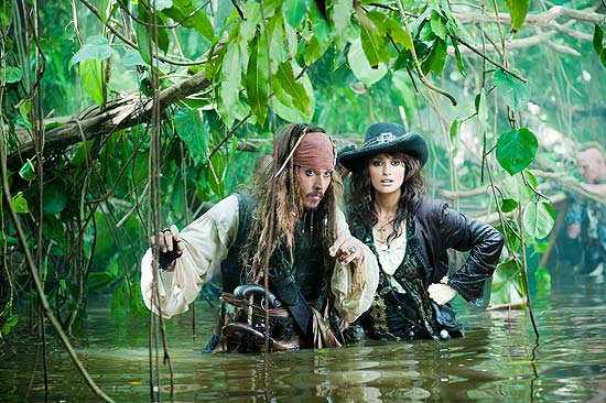 Johnny Depp e Penélope Cruz em cena de "Piratas do Caribe - Navegando em Águas Misteriosas"