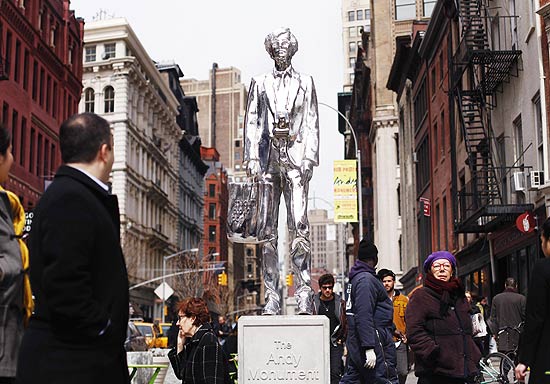 "Andy Monument", de Rob Pruitt na Union Square, em Nova York
