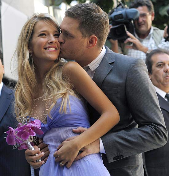O cantor canadense Michael Bubl beija a atriz argentina Luisana Lopilato aps seu casamento, em Buenos Aires