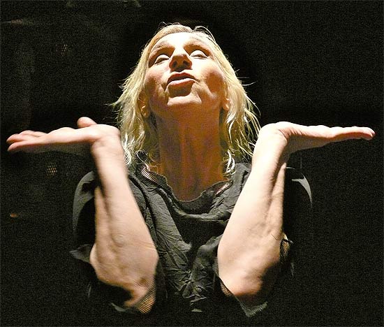 A atriz e diretora Denise Stoklos em cena do espetáculo "Preferiria Não?", que ela apresenta hoje no Festival de Curitiba