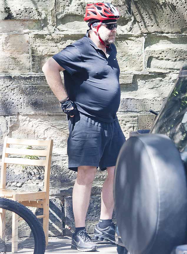Russell Crowe  fotografado com barriga saliente durante pausa no exerccio em Sydney