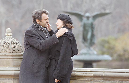Os atores Domingos Montagner e Lilia Cabral gravam cena de "Divã" no Central Park, em Nova York