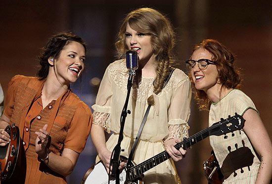 Taylor Swift se apresenta no Annual Academy of Country Music Awards, em Las Vegas