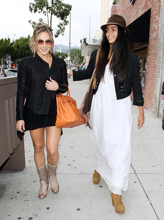 Claudia Leitte e Camila Alves passeiam juntas em Los Angeles