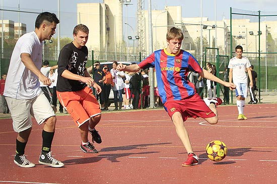 Cantor Justin Bieber mostra que  bom de bola durante partida de futebol em Madri