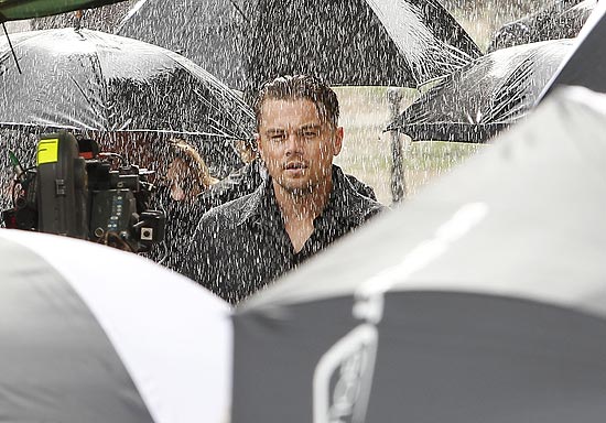 Leonardo DiCaprio grava comercial de marca de celular chinesa na chuva em Paris