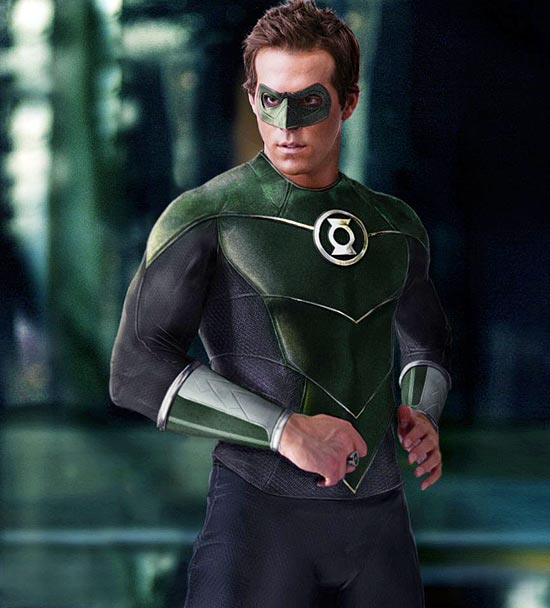 O ator canadense Ryan Reynolds caracterizado como Lanterna Verde em cena do filme