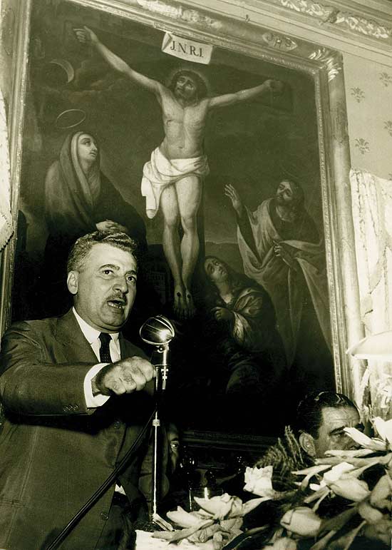 O escritor Jorge Amado discursa na comemoração dos trinta anos de "O País do Carnaval", na Câmara de Vereadores de Salvador, em 1961