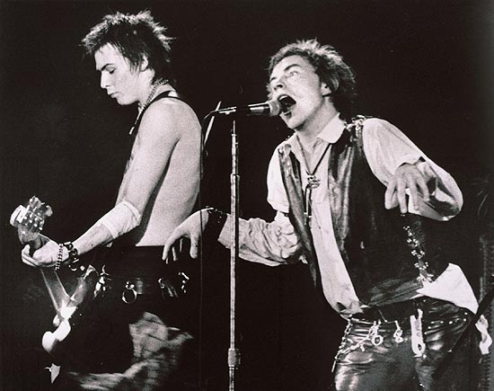 Sid Vicious (esq.) e Johnny Rotten, da banda punk Sex Pistols, em San Francisco, na Califórnia (EUA), em 1978