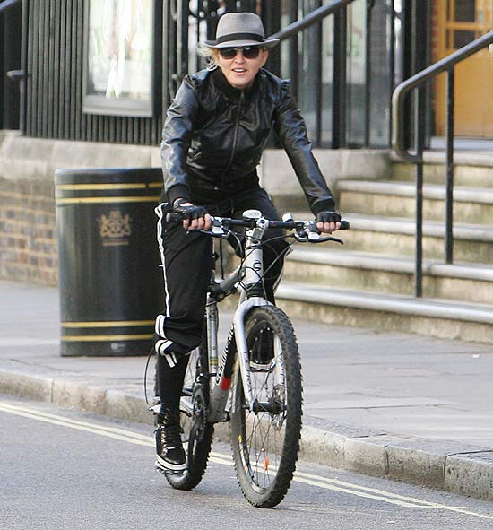Madonna vai de sua casa até estúdio de gravação de bicicleta acompanhada de seguranças