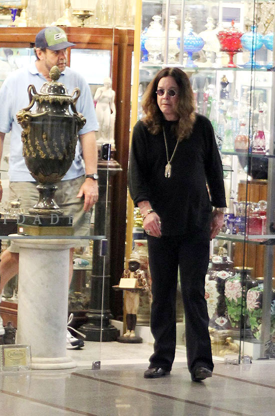 Ozzy Osbourne  visto em shopping de antiguidades no Rio