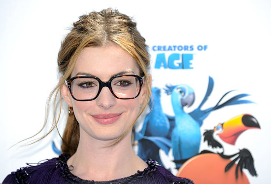 Anne Hathaway chega à pré-estreia de "Rio" no Chinese Theater em Los Angeles, em abril deste ano