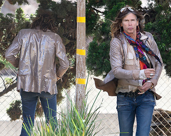 Steven Tyler faz xixi (à esquerda) e depois volta para o carro