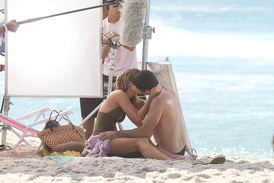 Paola Oliveira e Eriberto Leo se beijam em cena de "Insensato Corao"