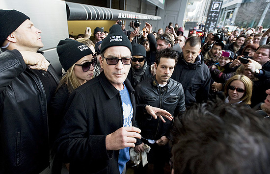 Charlie Sheen é cercado por fãs em Toronto a caminho de sua segunda apresentação na cidade em 15 de abril