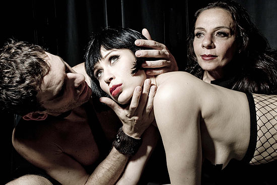 Atores Bruno Perillo, Rachel Ripani e Rosi Campos, em cena de "Cabaret Luxúria", em cartaz no Parlapatões