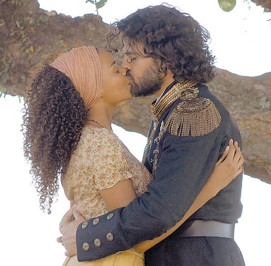 Primeiro beijo do rei Augusto (Carmo Dalla Vecchia) e da cozinheira Maria Cesária (Lucy Ramos) em "Cordel Encantado"