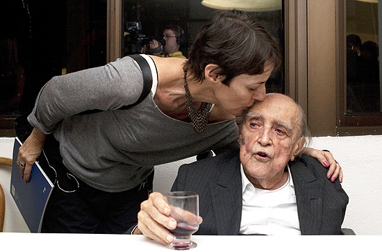 Ana de Holanda beija Niemeyer no lançamento de revista