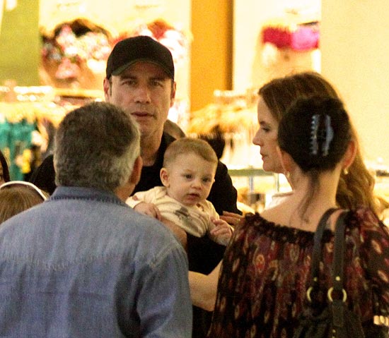John Travolta e Kelly Preston passeiam com o filho Benjamin em Los Angeles