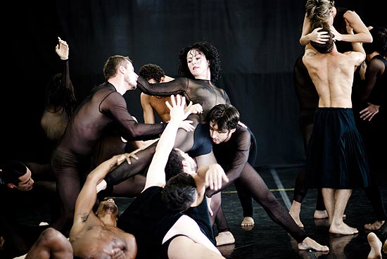 Bailarinos durante ensaio da peça Paraíso Perdido, do coreógrafo Andonis Foniadakis, na sede do balé de SP.