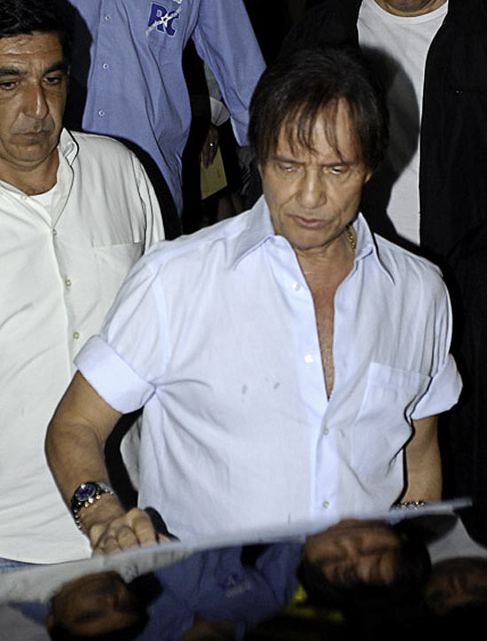 Roberto Carlos deixa igreja após o fim da missa de 7º dia de sua enteada, Ana Paula Braga