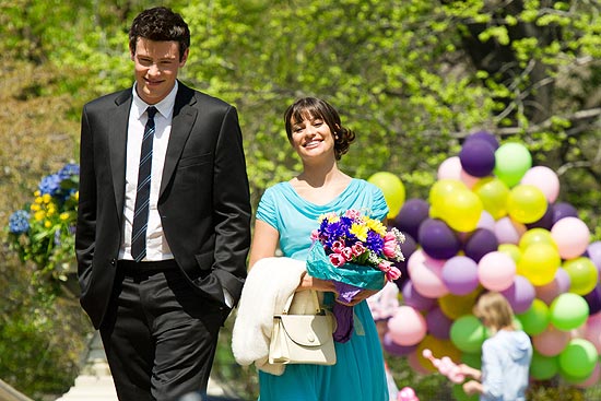 Os atores Lea Michele and Cory Monteith filmam cena no Central Park em Nova York.