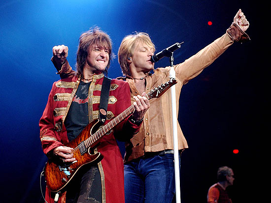 O guitarrista Richie Sambora ( esq) e Jon Bon Jovi