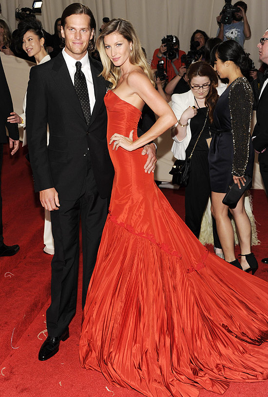 Tom Brady ao lado da mulher, Gisele Bndchen, no baile de gala do Costume Institute, no Metropolitan Museum of Art