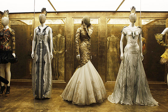 Vestidos de Alexander McQueen expostos no Metropolitan Museum of Art em Nova York