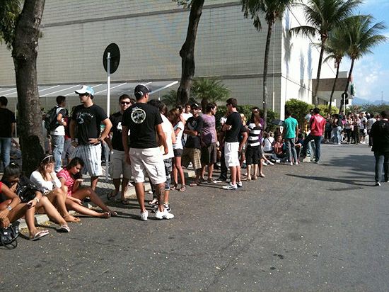 Pessoas fazem fila diante do Barrashopping, no Rio de Janeiro, para comprar ingresso do Rock in Rio 2011