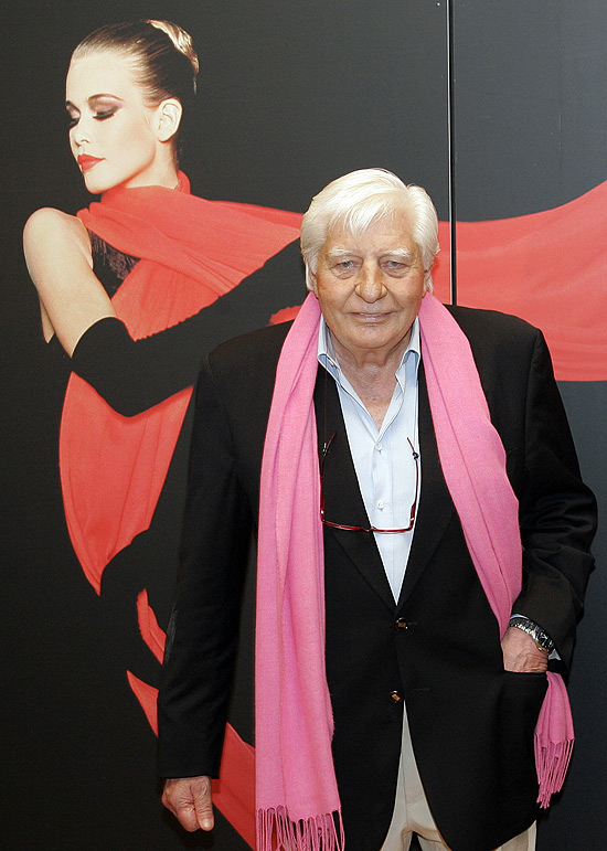 Gunter Sachs posa em frente a uma de suas fotos na abertura da exposição "Art is female", em 2008