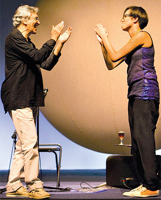 Caetano Veloso e Maria Gadú se apresentam na Via Funchal (zona oeste de São Paulo) em 21 de outubro