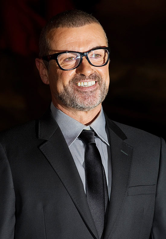 George Michael durante coletiva de imprensa para anunciar sua nova turnê, "Symphonica: The Orchestral Tour"