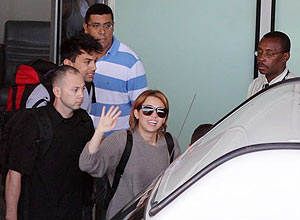 A atriz e cantora Miley Cyrus desembarca no Rio para shows
